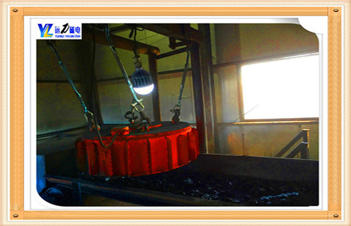 1.上海石灰廠電磁除鐵器廣泛應(yīng)用  　　用于冶金.礦山.選煤廠.電廠.陶瓷.玻璃.水泥.建材.化工.食品及飼料加工行業(yè),在新興的垃圾處理工業(yè)中,也需要電磁除鐵器回收廢物中的鋼鐵.尤其在煤炭和陶瓷行業(yè)中,煤中混有的雷管.鐵釘?shù)辱F雜質(zhì)不僅影響安全生產(chǎn),而且影響出口煤炭的質(zhì)量和聲譽(yù);陶瓷工業(yè)生產(chǎn)中使用的石灰石.硅石.白云石.長(zhǎng)石等原料,常或多或少含有鐵及鐵的化合物,鐵質(zhì)對(duì)陶瓷產(chǎn)品危害極大,它常使瓷器外表面產(chǎn)生褐色或黑色斑點(diǎn),影響產(chǎn)品的白度,降低陶瓷產(chǎn)品的等級(jí).因此利用電磁除鐵器除鐵這一環(huán)節(jié)就顯得非常重要.近年來(lái),為滿足工業(yè)生產(chǎn)的多種需要,研制開發(fā)出了大量的新型除鐵器.  　　2.上海石灰廠電磁除鐵器容易出現(xiàn)問(wèn)題分析  　　除了鐵水在水泥廠用于保護(hù)原料和熟料破碎機(jī),輥壓機(jī),立式磨,包裝機(jī)和球磨機(jī)磨粉系統(tǒng)外.用于去除原料中的鐵,保護(hù)磨削設(shè)備的順利運(yùn)行,降低故障率.在玻璃中,陶瓷廠用來(lái)除去鐵質(zhì)雜質(zhì)和鐵粉中的原料,保護(hù)破碎設(shè)備,提高玻璃品位.在磚廠用于破碎機(jī),滾壓機(jī),磚機(jī)鐵保護(hù).隨著水泥標(biāo)簽的改善和水泥企業(yè)技術(shù)改造的深入,磨削技術(shù)已成為水泥廠的重要工藝,為提高軋機(jī)產(chǎn)量和細(xì)度,有必要轉(zhuǎn)變破碎體系,采用高精度破碎機(jī)和研磨機(jī),按設(shè)備類型粉碎,材料的尺寸一般在10毫米以下,所以細(xì)料被粉碎,一旦與鏈條,扳手,螺栓,廢鐵等鐵屑混合,機(jī)器造成嚴(yán)重?fù)p壞.