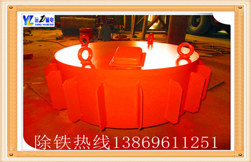 1.電磁除鐵器的正確使用   　　隨著我國經濟的發展各行各業對物料除雜的要求不斷提高,對產品的物料品位也有了更高的要求,在許多特殊場合,對物料中鐵磁性物質的除凈率要求很高,按照國家標準生產制作的普通除鐵器是根本無法滿足需求的.RCDC 超強型除鐵器是我公司最新推出的,集多種技術于一身,具有吸力大,吸程深,節能顯著等優點,可裝于膠帶運輸機頭部或中部上方,其強大的磁力可將混入物料中的雜鐵吸出并借助有刮板的自卸膠帶將其清除,對于防止銳利鐵器對運輸膠帶的破壞及提高物料的純度起著重要作用.